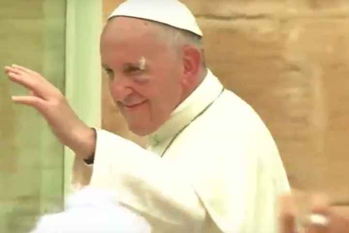 «Получил в глаз»: Папа Римский появился на публике с синяком
