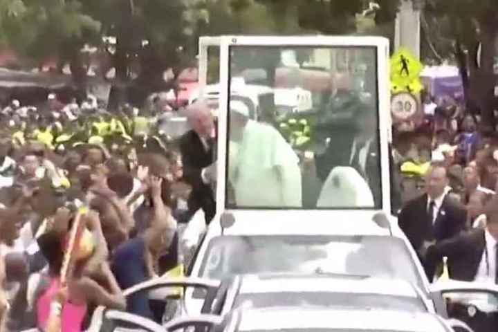 Рассек левую бровь: Папа Римский пострадал от колумбийцев